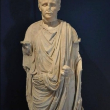 RSHellenistic statue of Emperor Claudius, note the fine workmanship in the drapery