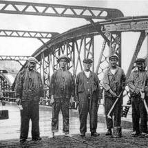 Valletta - A gang of 8 workmen painting the Grand Harbour breakwater bridge. presumably in 1903