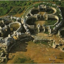 Les Temples de Ggjantija, les plus anciennes structures encore debout dans le monde. Nous pensons que la forme de trèfle de beaucoup de temples est inspirée de la figure féminine.