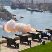 Saluting battery - Noon-time military salute - Photo by Henriëtte Bokslag.