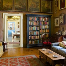 La bibliothèque de la Casa Rocca Piccola, entourée d’un ensemble de fresques maritimes antiques.