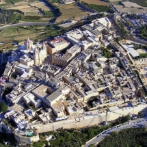 Le passé arabe de Mdina est visible à droite de la photo, dont les rues labyrinthiques ont survécu au séisme de 1694.