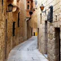 Les rues médiévales étroites et sinueuses de Mdina datent de la période arabe, tandis que la plus grande moitié a été reconstruite par les Chevaliers.