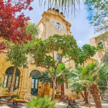 Lush Prince Alfreds courtyard with its 4-face clock surmounted by 4 slaves that strike the time