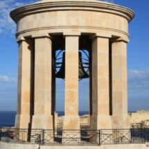 Siège du Mémorial de guerre Bell avec une vue imprenable sur II-Kalkara - Image de Frank Vincentz