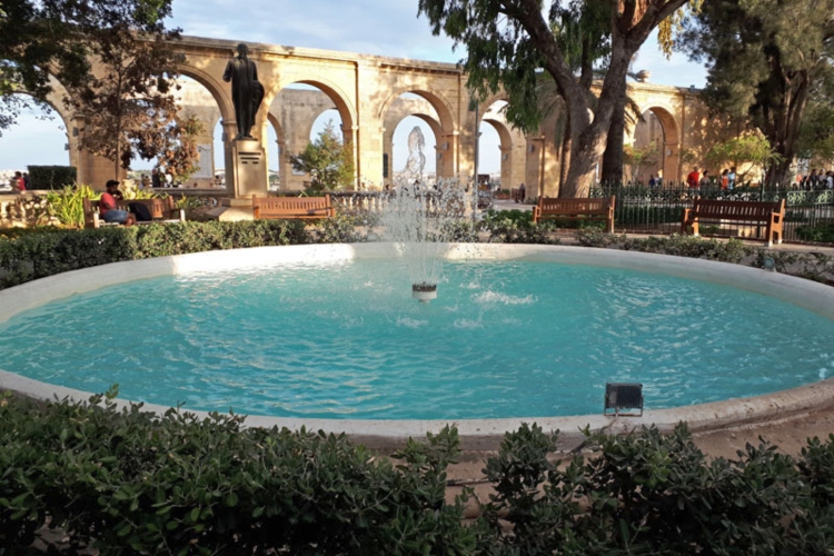 Global view of the fountain and the sculpture with those stunning arches -Photo by Fran