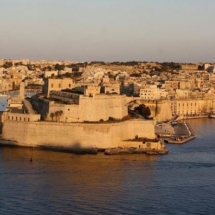 Vue de la ville de Birgu pendant un beau coucher de soleil.