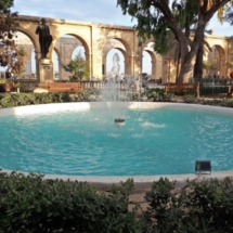 Vue globale de la fontaine et de la sculpture avec ces superbes arches -Photo de Fran