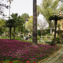 Une des nombreuses fontaines des jardins de Sant Anton, ornée de fleurs printanières. Photo Inez Bahr