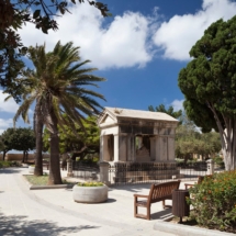 Monument to Lord Hastings, Hastings Gardens - Photo by Frank Vincentz